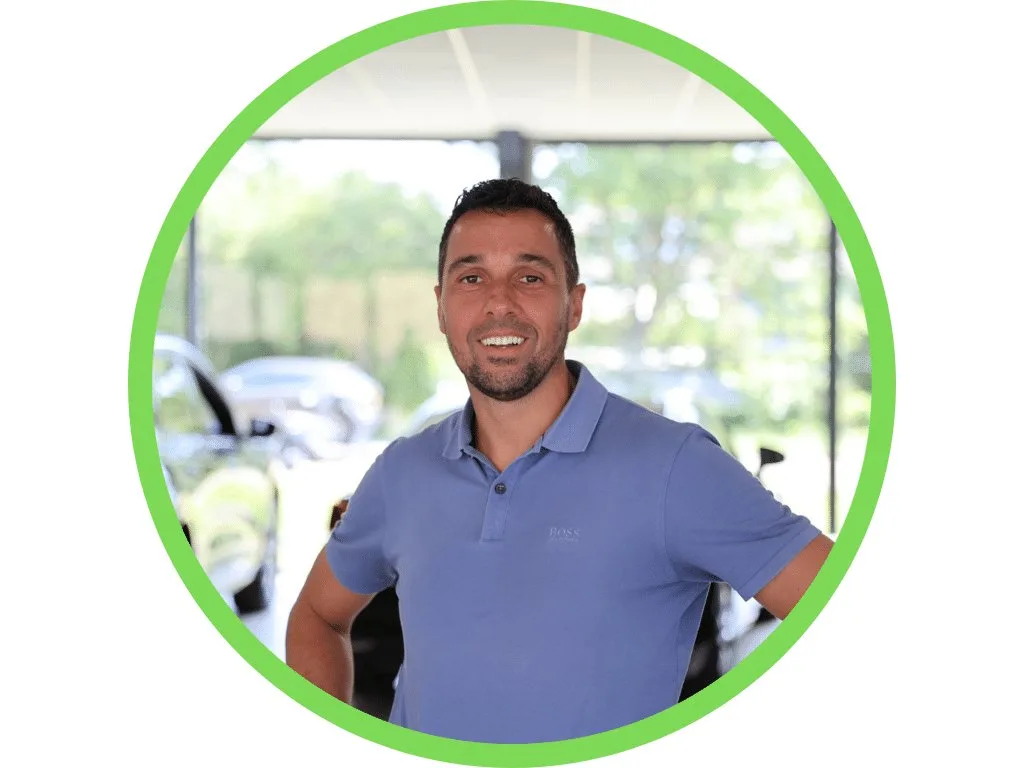 leaselabel marvin laat de perfecte auto zien aan een lease klant