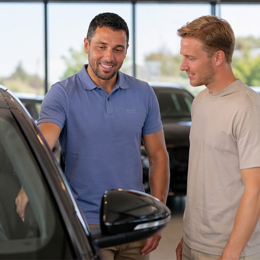 leaselabel marvin laat de perfecte auto zien aan een lease klant