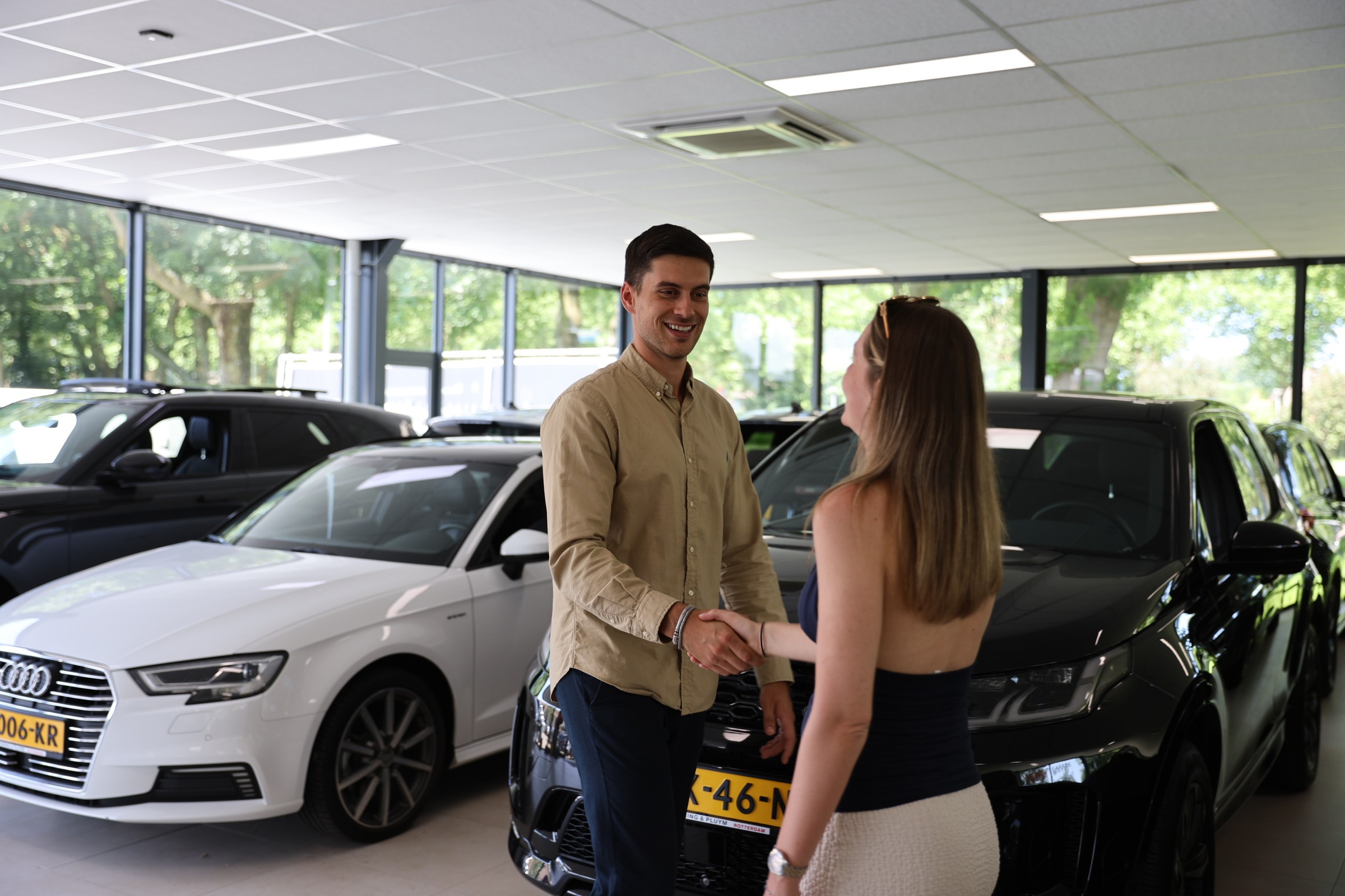 leaselabel marvin laat de perfecte auto zien aan een lease klant