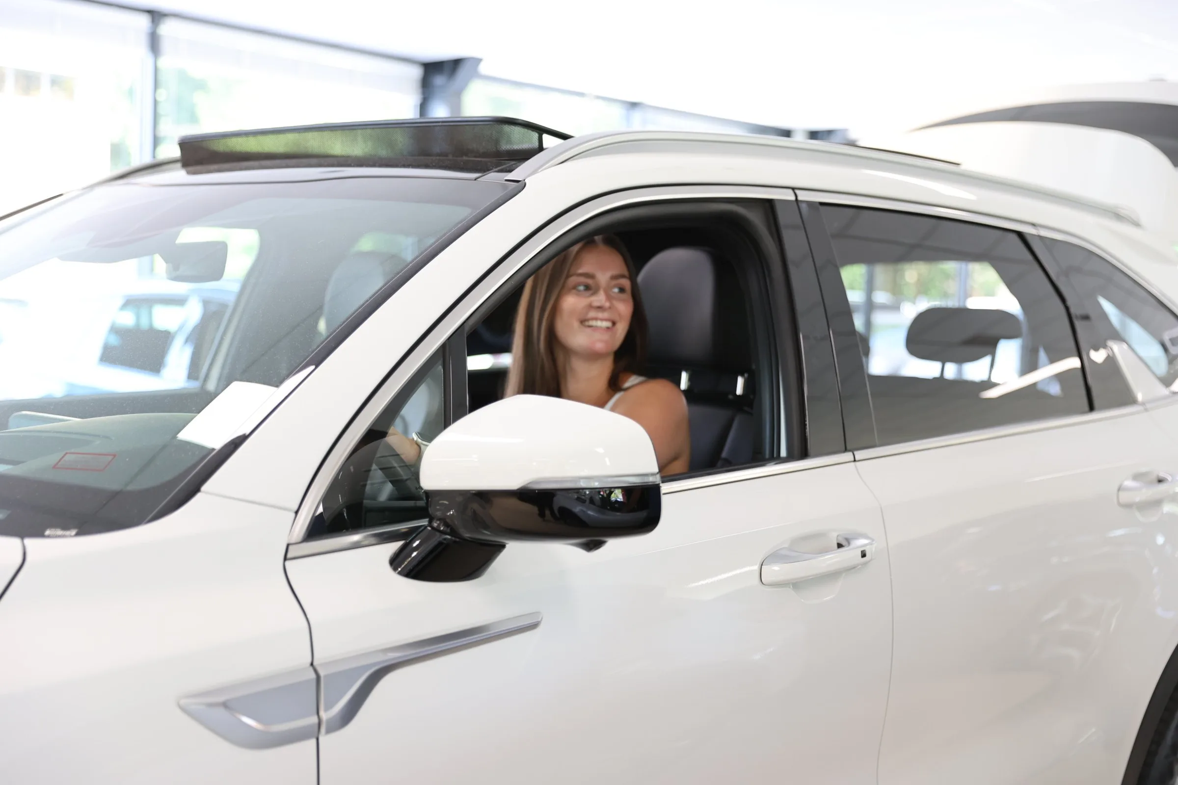 leaselabel marvin laat de perfecte auto zien aan een lease klant